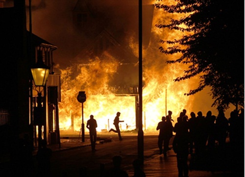 London-Riot-a-fire-in-croydon