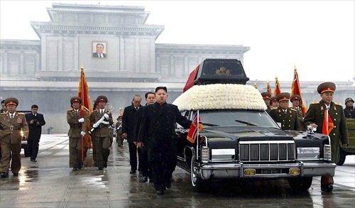 Kim-Jong-Il-Funeral_Jong_Un_besides_convoy