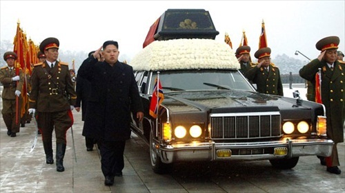 Kim-Jong-Il-Funeral_Jong_Un_besides_convoy