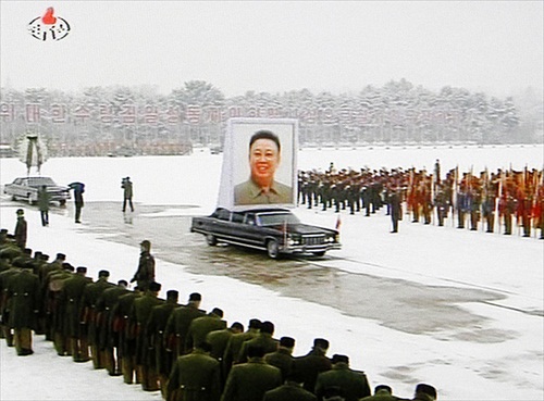 Kim-Jong-Il-Portrait_Funeral_Procession