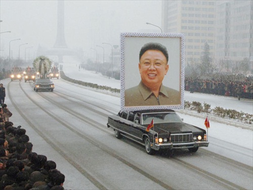 Kim-Jong-Il-Portrait_Funeral_Procession