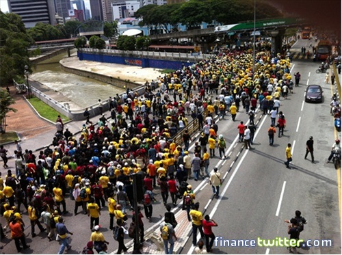 Bersih 3.0 FinanceTwitter Crowd Going To Menara Maybank 2