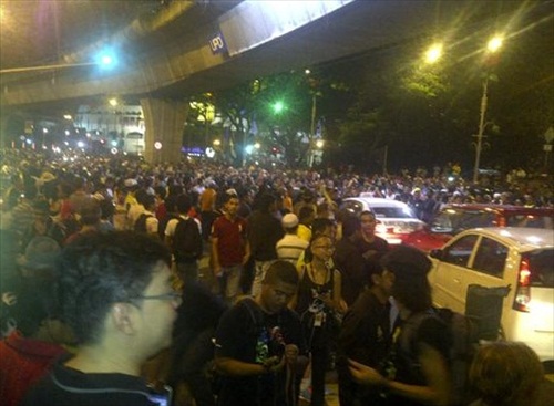 People Flocking to Dataran Merdeka late night Friday before Bersih 3.0
