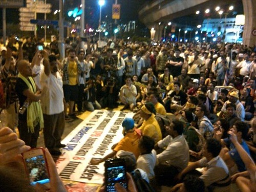 People Flocking to Dataran Merdeka late Fridat before Bersih 3.0
