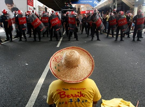 Bersih 3 - Straw Hat Man vs Police