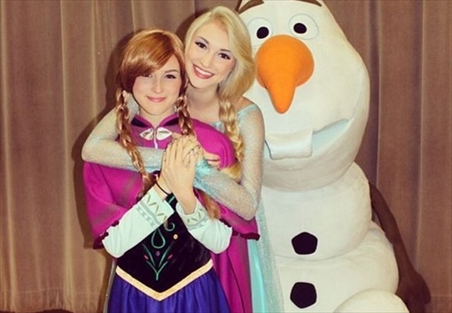 Anna Faith Carlson's resemblance to Queen Elsa and real-life sister Lexie - Frozen Movie