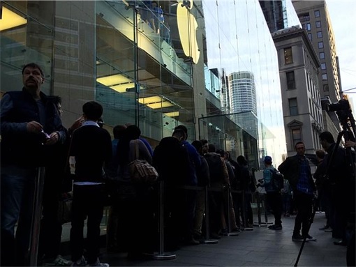 Apple Fans Queue for iPhone 6 in Australia - 5
