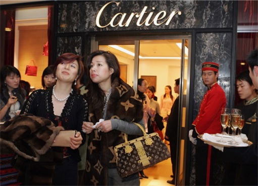 Wealthy Chinese Women at Cartier