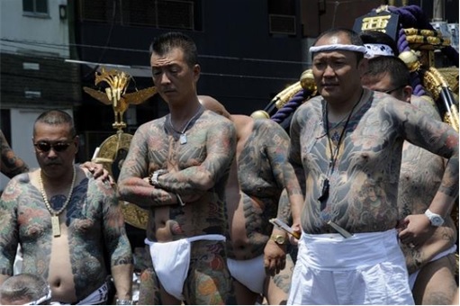 Yakuza-Yamaguchi-gumi-members-tattooed-bodies.jpg