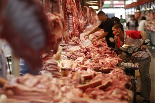 China Smuggled 40-Year-Old Meat Scandal - Selling Meat at Market
