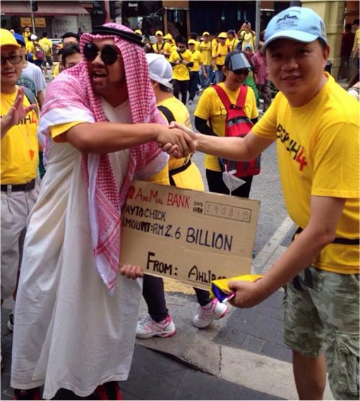 Bersih 4.0 - Charming and Creative Photo - Donation 2.6 Billion Ringgit from Arabian to A Protester