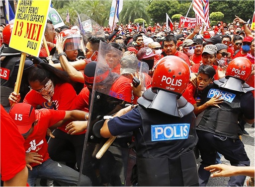 UMNO Red Shirts Rally - Riot Police With Protesters