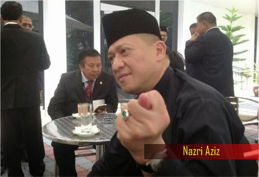 Nazri Aziz Showing Finger Gesture