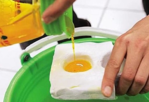 China Fake Eggs - Pouring Pigment Into Mould To Make Egg Yoke