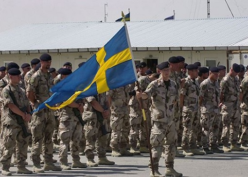 Swedish Army - Soldiers with Flag