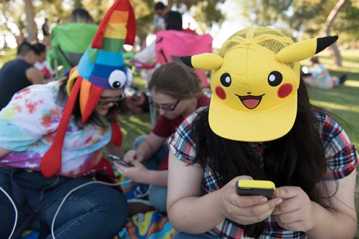 Pokémon GO - Pokemon Mobile Game - Addicted Players At Park