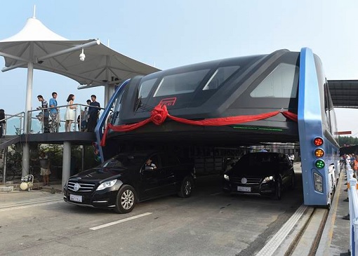 China Transit Elevated Bus TEU - World's First Test TEB Launching - Cars Beneath