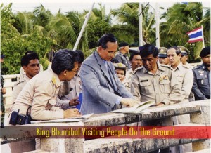 king-bhumibol-visiting-people-on-the-ground