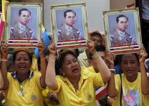 thais-worship-king-bhumibol