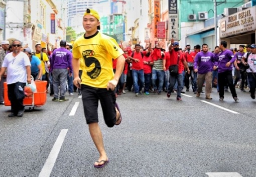 bersih-5-0-a-yelow-shirt-demonstrator-running-away-from-red-shirt-mobs