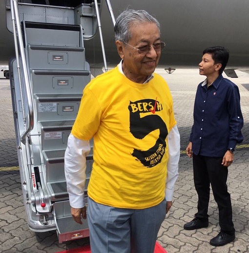 bersih-5-0-mahathir-touched-down-wearing-bersih-5-shirt-to-join-protesters
