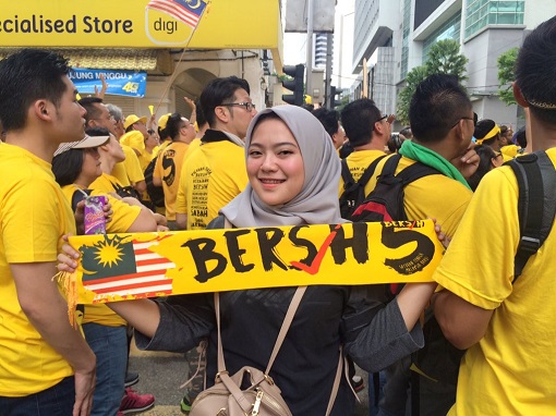 bersih-5-0-malay-girl-displaying-banner