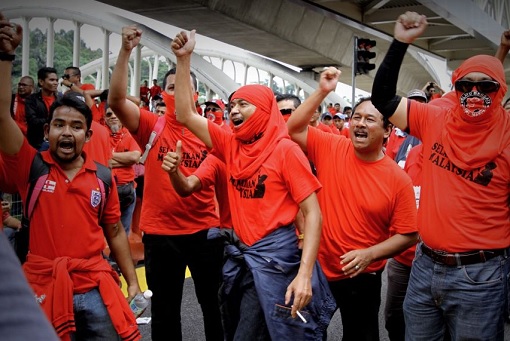 bersih-5-0-red-shirt-shouting-at-sogo