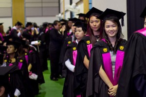 curtin-university-sarawak-graduates-waiting-to-receive-testamus