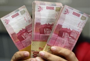 indonesian-currency-holding-100000-rupiah-notes