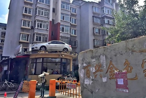 China - Woman Illegally Park Her Car - Car On Roof