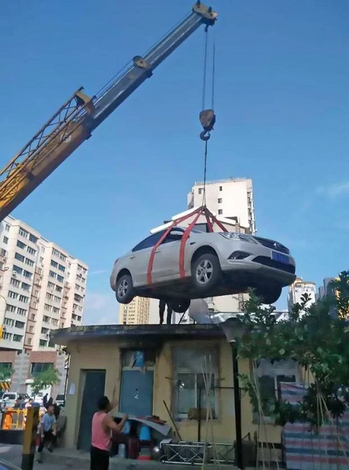 China - Woman Illegally Park Her Car - Crane Lifting Car To Roof