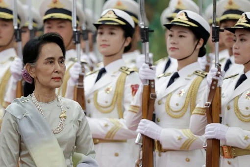 Aung San Suu Kyi Inspect China Guard of Honour