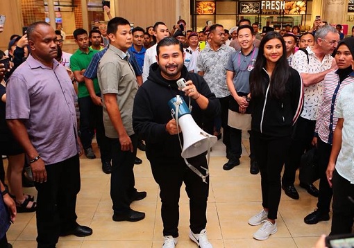 Johor Crown Prince Treats Aeon Mall Shoppers To Groceries - Loudhailer