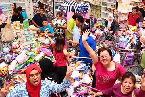 Johor Crown Prince Treats Aeon Mall Shoppers To Groceries