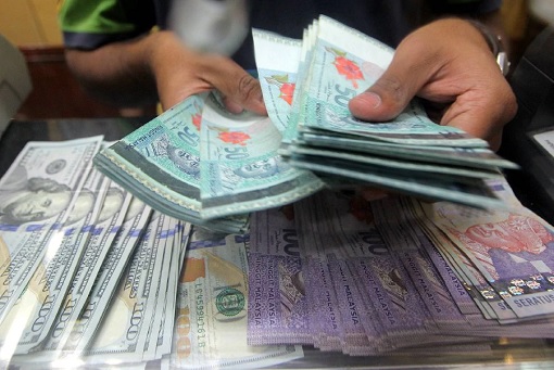 Counting Cash - Ringgit, Dollar and Other Currencies
