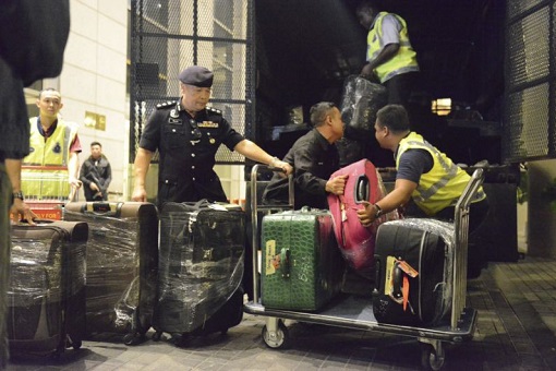 Pavilion Residences - Police Raid Najib and Rosmah Resident- Boxes of Handbags, Cash Jewellery Loaded To Truck