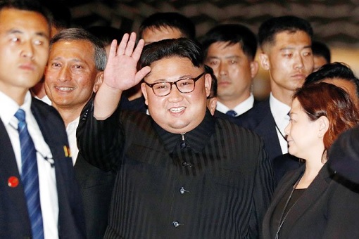 Kim Jong-Un Smiles and Wave - Visit Singapore Marina Bay