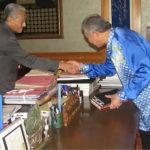 Zahid Meets Mahathir - An Arrogant UMNO Warlord Made To Bend Over & Kow-Tow To An Old Man