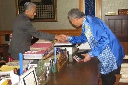 Zahid Hamidi Meets Mahathir Mohamad - Bend Over