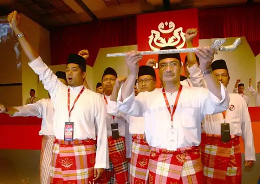 Hishammuddin Hussein - Holding Keris Dagger