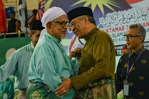 PAS Hadi Awang and UMNO Zahid Hamidi - Hugging