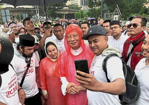 Anti-ICERD Rally - Najib and Rosmah Welcomed by Fans