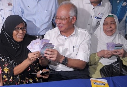 Najib Gives Cash Money To Village Folks