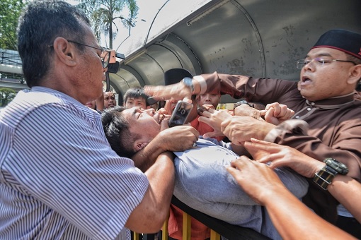 University Malaya Student Protest Crooked Najib - Attacked by Lokman and UMNO Gangsters