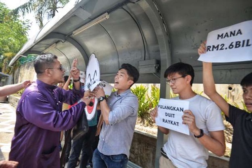 University Malaya Student Protest Crooked Najib - Attacked by UMNO Gangsters