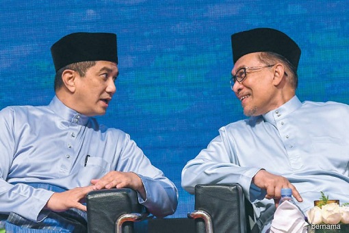 Azmin Ali and Anwar Ibrahim - Talking