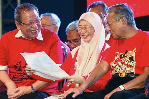 Lim Kit Siang and Wan Azizah and Mahathir Mohamad - Laughing