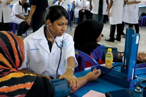 Malaysia Medical Students Give Health Check