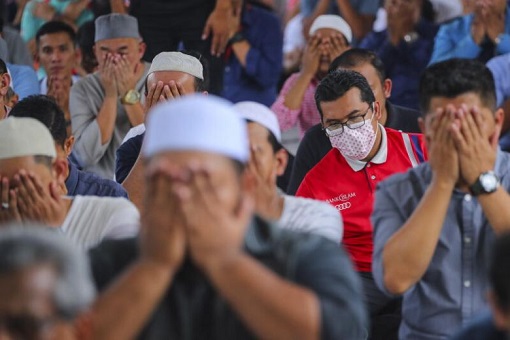 Coronavirus - Malay Muslims Praying