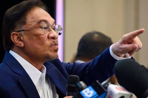 Anwar Ibrahim Points Finger